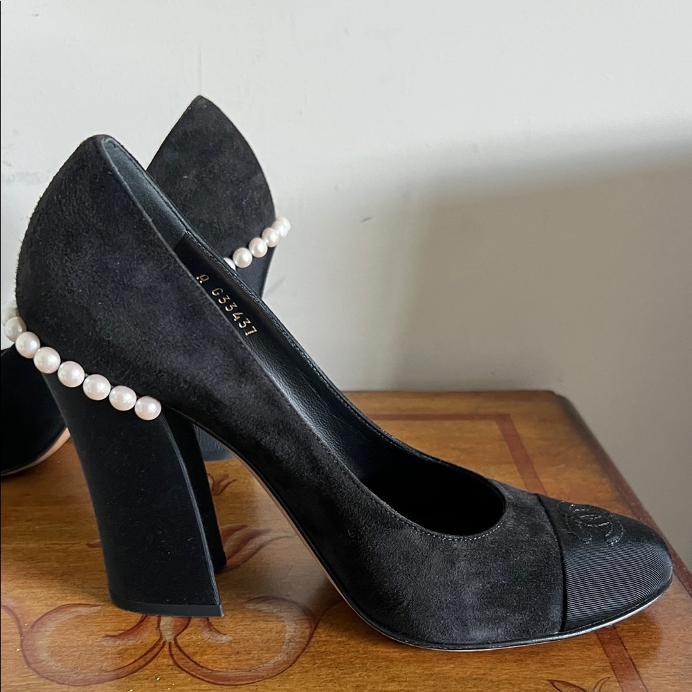 CHANEL Black Suede and Leather Cap-Toe Pumps - Picture 5 of 9